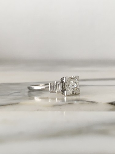 Bague Art Déco en platine et diamants - Art Déco