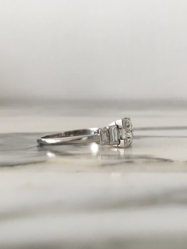 Antiquités - Bague Art Déco en platine et diamants