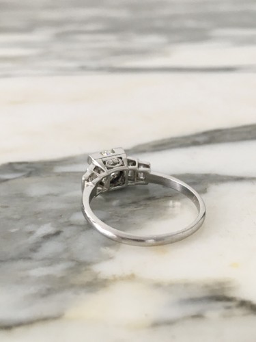 Antiquités - Bague Art Déco en platine et diamants