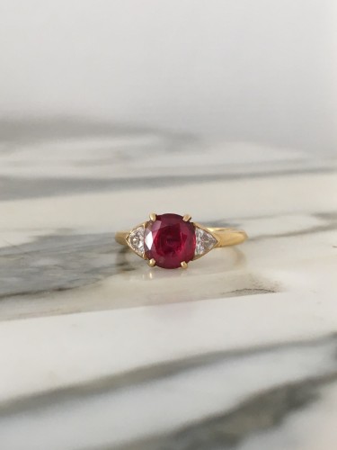 Bague en or jaune, rubis et diamants - Maison Tres Or