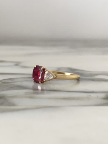 XXe siècle - Bague en or jaune, rubis et diamants