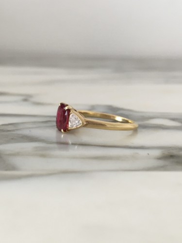 Bague en or jaune, rubis et diamants - 