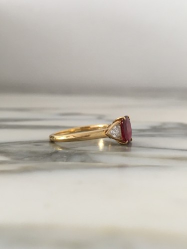  - Bague en or jaune, rubis et diamants