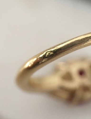 Antiquités - Bague en or jaune, rubis et diamants