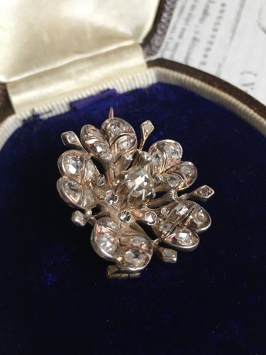 Broche fleur fin 19e siècle en or rose et argent et diamants - Maison Tres Or