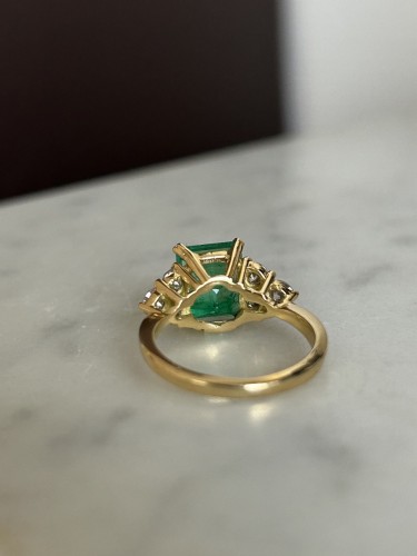 Antiquités - Ring in gold Colombian emerald 3.02 Ct and diamonds
