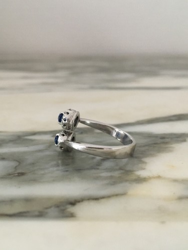 XXe siècle - Bague Toi & Moi en or blanc saphirs et diamants