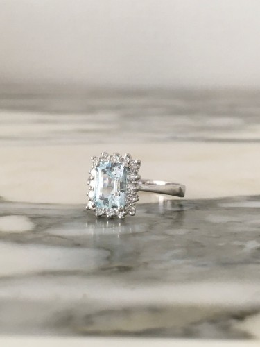 XXe siècle - Bague en or blanc sertie d’une aigue-marine et diamants