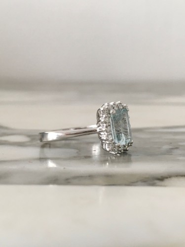  - Bague en or blanc sertie d’une aigue-marine et diamants