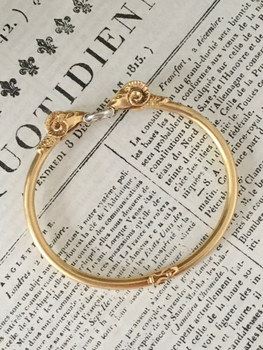 Antiquités - Bracelet deux têtes de béliers en or et diamants