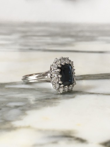 XXe siècle - Bague en or blanc saphir et diamants