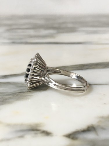  - Bague en or blanc saphir et diamants