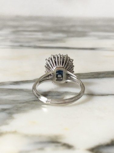 Antiquités - Bague en or blanc saphir et diamants