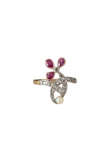 Bague Art Nouveau en or rose rubis et diamants
