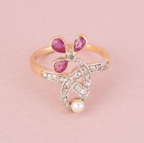 Bague Art Nouveau en or rose rubis et diamants - Bijouterie, Joaillerie Style Art nouveau