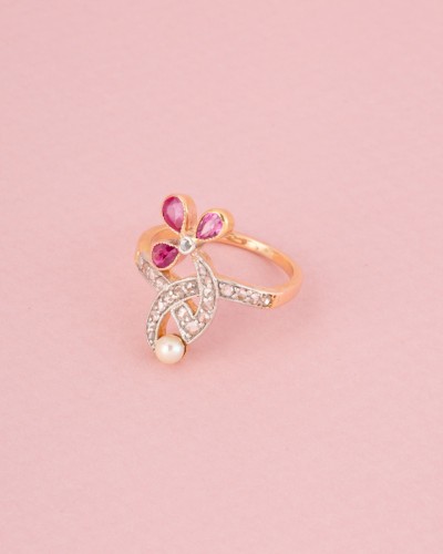 XXe siècle - Bague Art Nouveau en or rose rubis et diamants