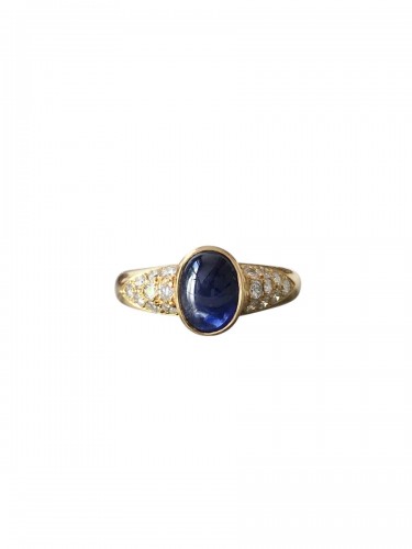 Yellow gold ring with sapphire and diamonds