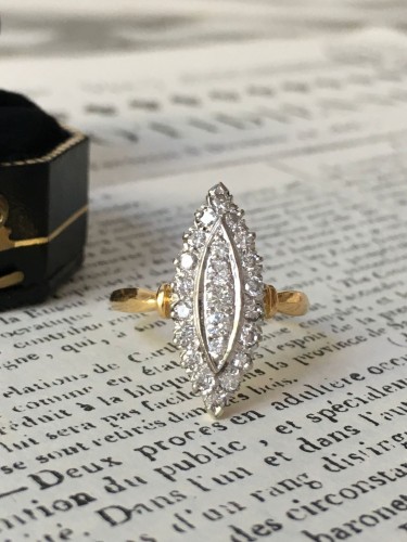 XXe siècle - Bague navette en or blanc et jaune diamants