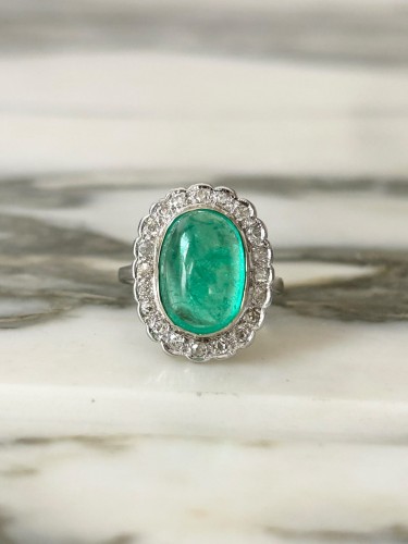 Bague en or sertie d’une émeraude Colombienne 5,40 ct et diamants - Maison Tres Or