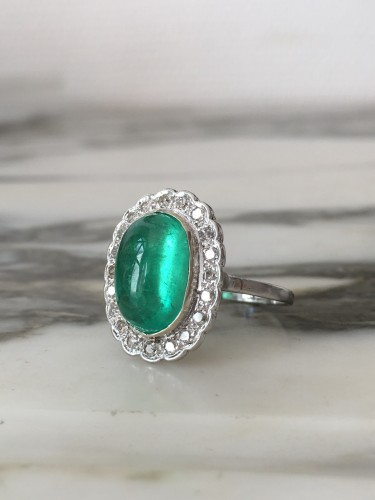 XXe siècle - Bague en or sertie d’une émeraude Colombienne 5,40 ct et diamants