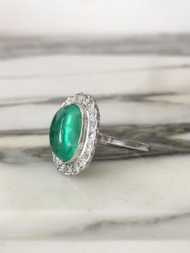 Bague en or sertie d’une émeraude Colombienne 5,40 ct et diamants - 