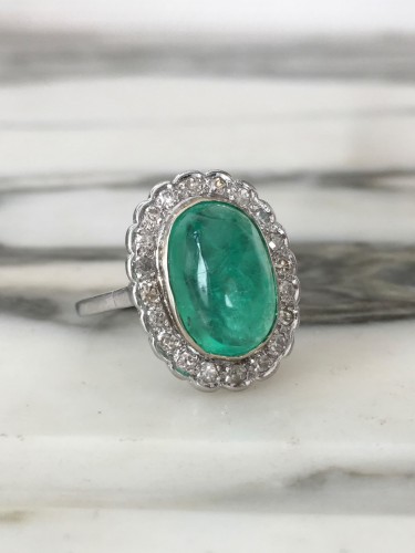  - Bague en or sertie d’une émeraude Colombienne 5,40 ct et diamants