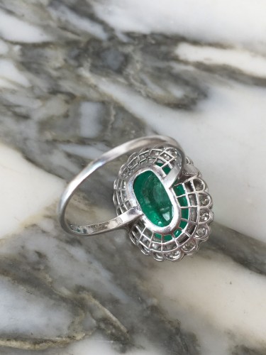 Antiquités - Bague en or sertie d’une émeraude Colombienne 5,40 ct et diamants