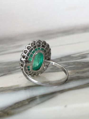 Antiquités - Bague en or sertie d’une émeraude Colombienne 5,40 ct et diamants