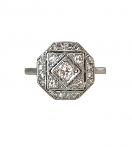 Art Deco ring in platinum and diamonds