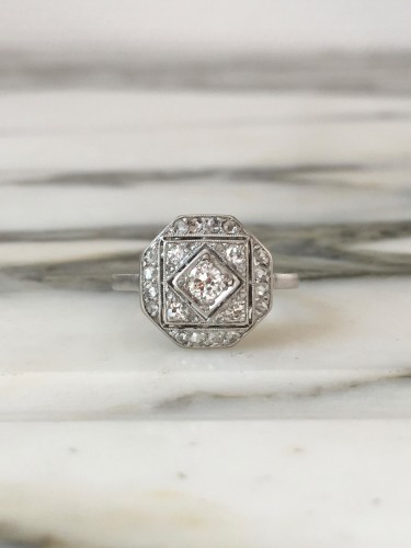 Antique Jewellery  - Art Deco ring in platinum and diamonds