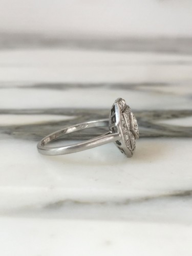Antiquités - Art Deco ring in platinum and diamonds