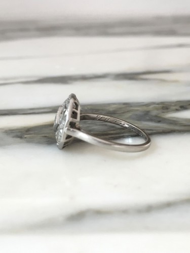 Antiquités - Art Deco ring in platinum and diamonds