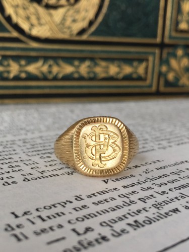 Yellow gold signet ring - 