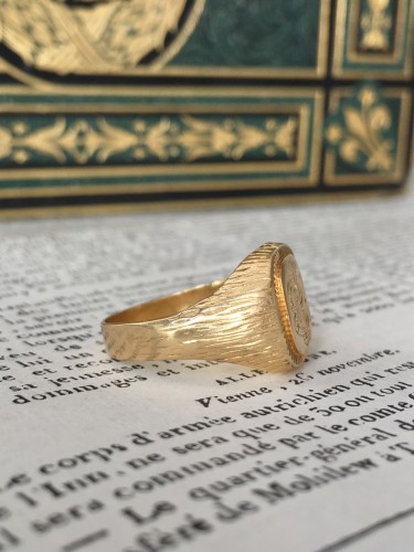 Yellow gold signet ring - 