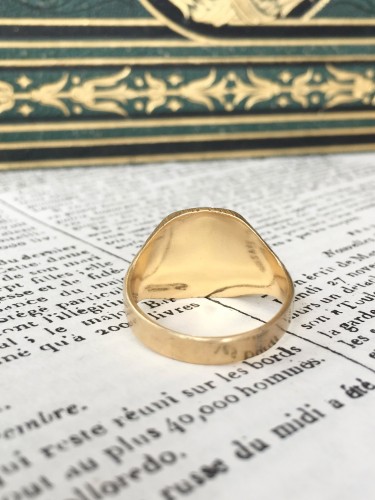 - Yellow gold signet ring