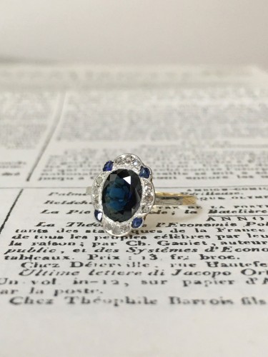 Bague Art-Déco en or jaune et platine saphir et diamants - Maison Tres Or