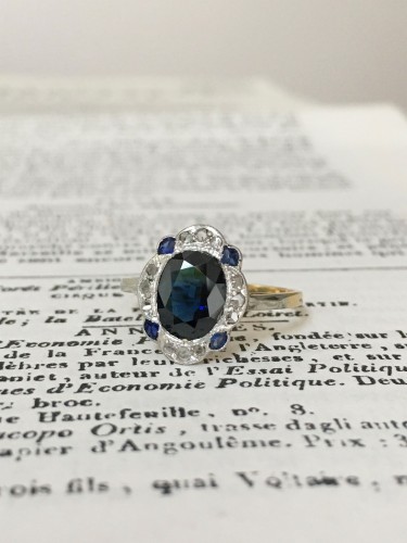 XXe siècle - Bague Art-Déco en or jaune et platine saphir et diamants