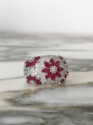 Importante bague dôme en or blanc rubis et diamants - Maison Tres Or