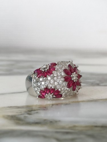 XXe siècle - Importante bague dôme en or blanc rubis et diamants