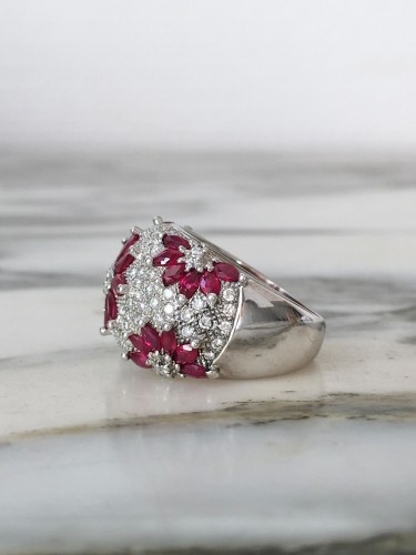  - Importante bague dôme en or blanc rubis et diamants