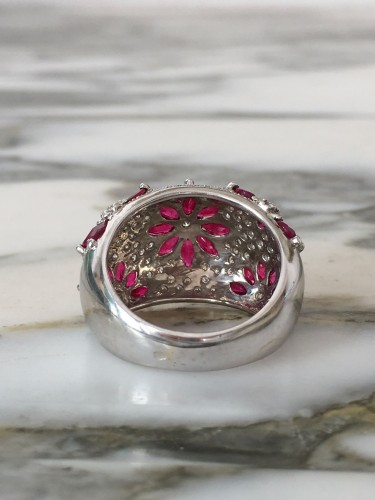 Antiquités - Importante bague dôme en or blanc rubis et diamants