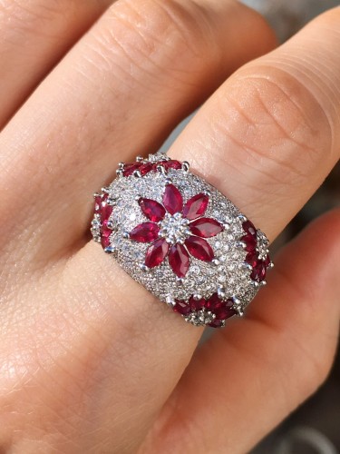 Antiquités - Importante bague dôme en or blanc rubis et diamants