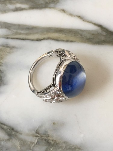  - White gold with an unheated Ceylon sapphire