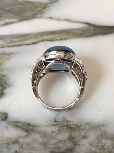 Antiquités - White gold with an unheated Ceylon sapphire