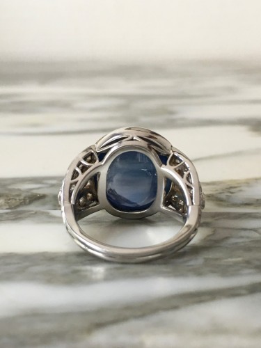 Antiquités - White gold with an unheated Ceylon sapphire