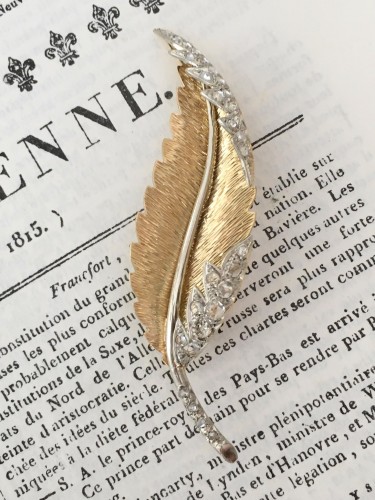 20th century - Broche plume en or jaune et blanc et diamants - Charles Verhaest Belgium