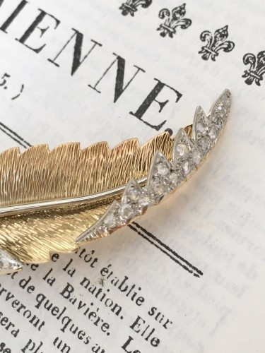 Antiquités - Broche plume en or jaune et blanc et diamants - Charles Verhaest Belgium