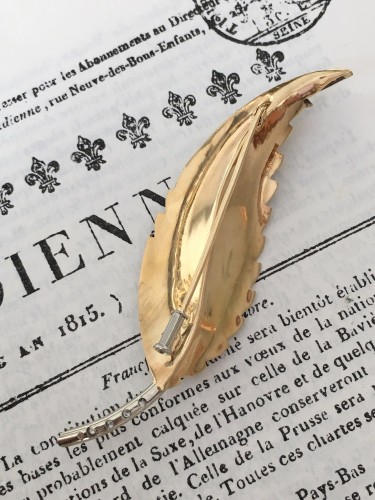 Antiquités - Broche plume en or jaune et blanc et diamants - Charles Verhaest Belgium