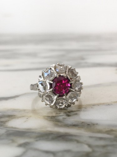 XXe siècle - Bague marguerite en or blanc grenat rhodolite et diamants