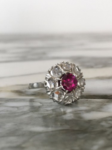 Bague marguerite en or blanc grenat rhodolite et diamants - 
